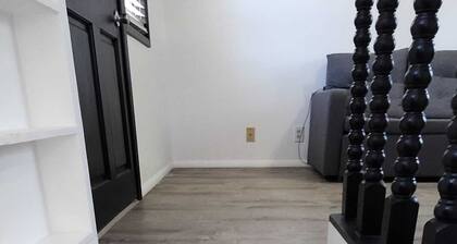 Charming cottage close to Ski/Hike & shopping, centrally located in Midvale