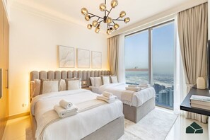 2 bedrooms, desk, WiFi