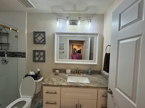 Douche, séchoir à cheveux, serviettes fournies, papier de toilette