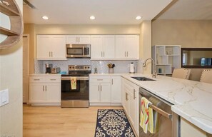 Réfrigérateur, four à micro-ondes, un four, surface de cuisson