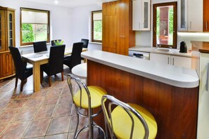 Hus Classic - 5 sovrum | Vardagsrum | Eldstad