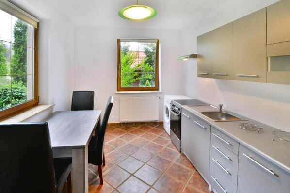 Kjøleskap, mikrobølgeovn, ovn og oppvaskmaskin