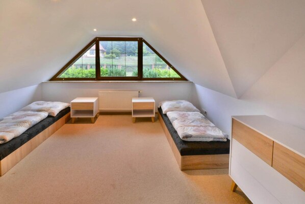 10 bedrooms, individually furnished, bed sheets - Comfortable Holiday Villa, Swiecianowo (Malechowo)
