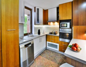 Classic Mobile Home, 5 Bedrooms | Private kitchen