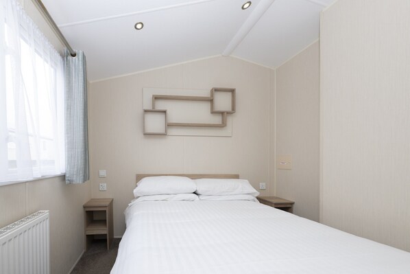 2 bedrooms, bed sheets - Sunbeam Caravan by Belvilla (Looe)