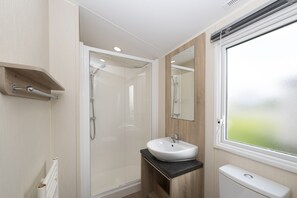 Mobile Home | Bathroom - Sunbeam Caravan by Belvilla (Looe)