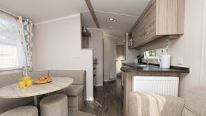 Mobile Home | Dining - Sunbeam Caravan by Belvilla (Looe)