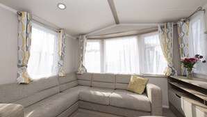 Mobile Home | Living area - Sunbeam Caravan by Belvilla (Looe)