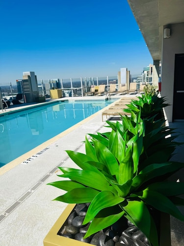 Highrise Balcony Rooftop Pool Gym Free Parking
