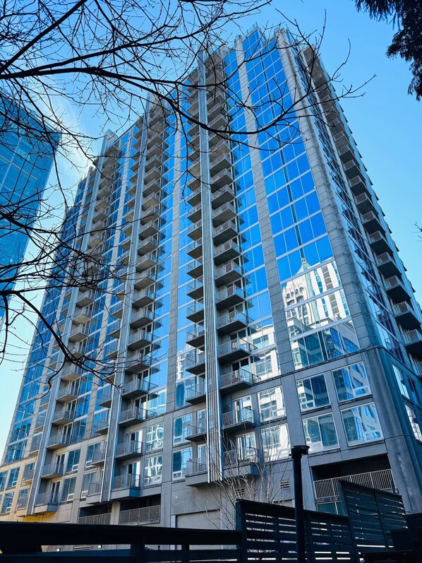 1 bedroom - Highrise Balcony Rooftop Pool Gym Free Parking (Atlanta)