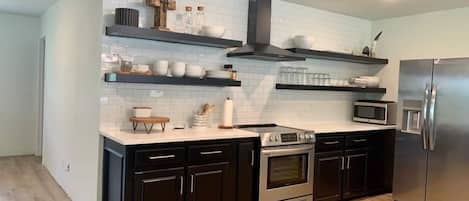 Réfrigérateur, four à micro-ondes, un four, surface de cuisson