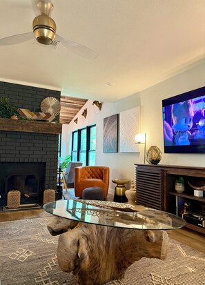 Smart-TV, peis og bøker