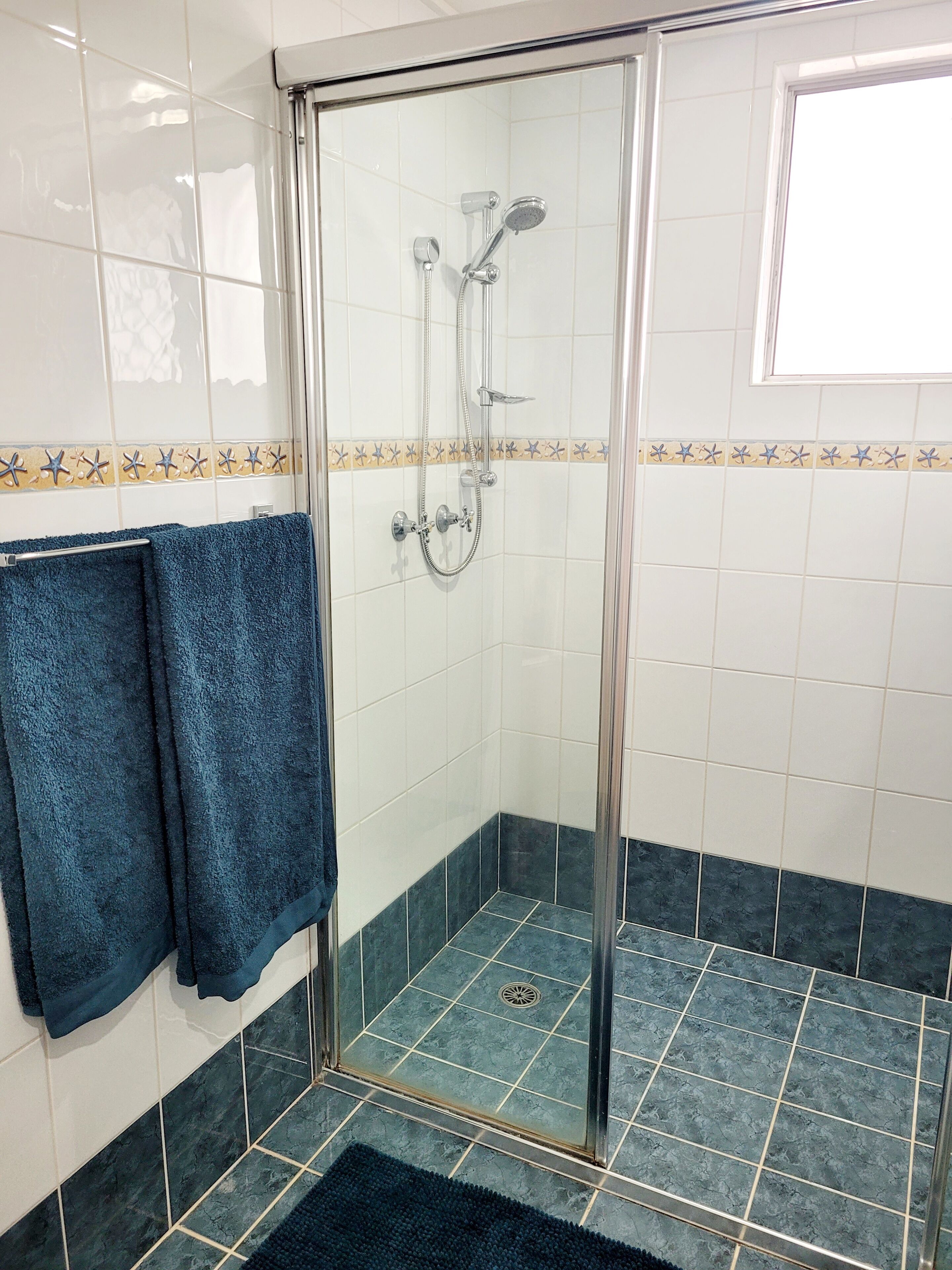 Douche, sèche-cheveux, serviettes fournies, savon