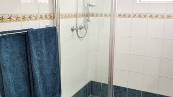 Douche, sèche-cheveux, serviettes fournies, savon