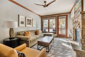 Fernseher, Kamin, Videospiele, Tischtennisplatte