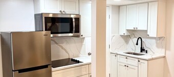 Modern Cozy Basement Apartment with WiFi and A/C.