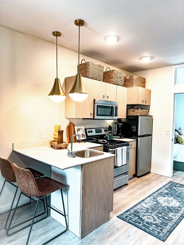 Réfrigérateur, micro-ondes, four, plaque de cuisson