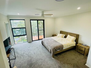 5 عدّة غرف نوم ومكواة/لوح كي وخدمة الإنترنت وملاءات أسرّة