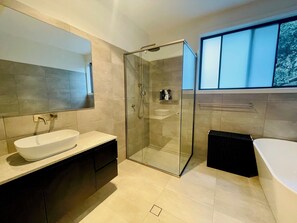 مجففات شعر، مناشف، صابون، ورق حمّام