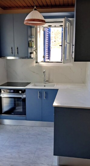 Fridge, oven, stovetop, coffee/tea maker