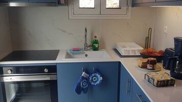 Kühlschrank, Ofen, Herdplatte, Wasserkocher mit Kaffee-/Teezubehör