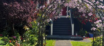 2 bedroom family and pet friendly sanctuary close to UBC