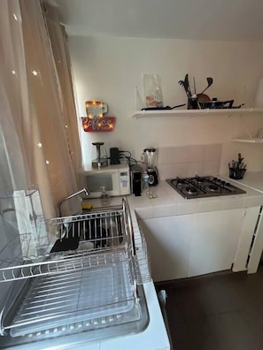 Réfrigérateur, micro-ondes, plaque de cuisson, cafetière/bouilloire