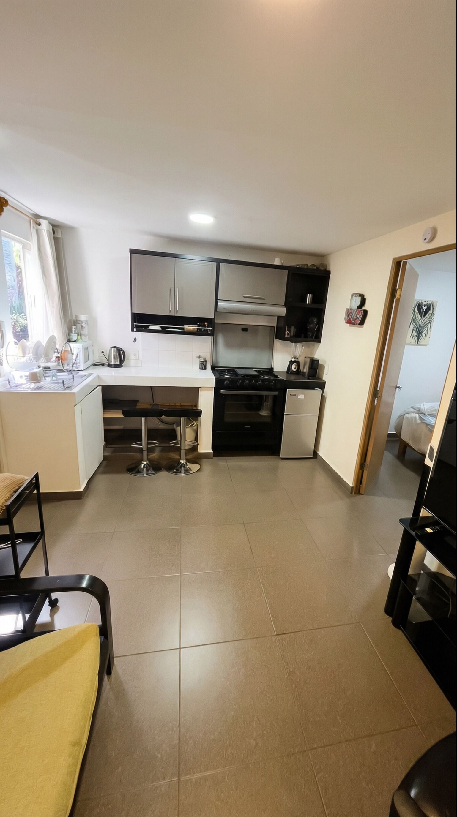 Réfrigérateur, micro-ondes, plaque de cuisson, cafetière/bouilloire