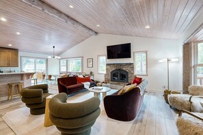 Smart TV, fireplace