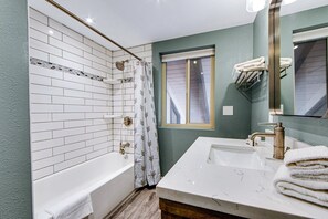 Shower, jetted bath, towels - Mt Doble Dream Home ~ Spacious home with fenced yard, hot tub, firepit, grill, game room (Big Bear)