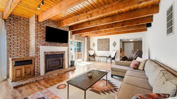 TV connectée, cheminée, baby-foot