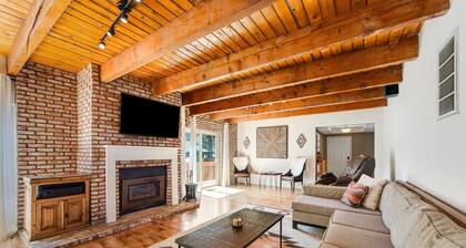 Mt Doble Dream Home ~ Spacious home with fenced yard, hot tub, firepit, grill, game room