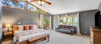 Mt Doble Dream Home ~ Spacious home with fenced yard, hot tub, firepit, grill, game room