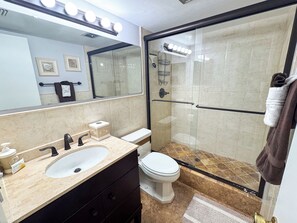 Dusche, Haartrockner, Handtücher