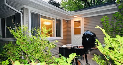 Cozy, stylish spot with great amenities—walk to food, shops & 15 min DEC airport