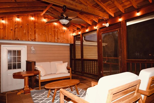 Cozy, stylish spot with great amenities—walk to food, shops & 15 min DEC airport