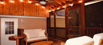 Cozy, stylish spot with great amenities—walk to food, shops & 15 min DEC airport