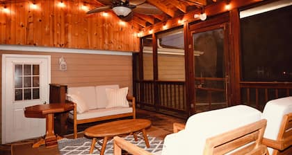 Cozy, stylish spot with great amenities—walk to food, shops & 15 min DEC airport