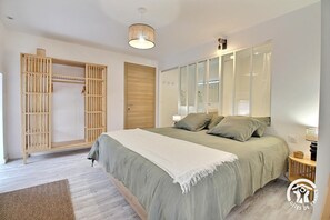 4 bedrooms, iron/ironing board, travel crib, free WiFi