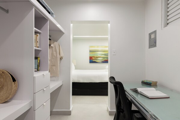 Apartment, 1 Queen Bed, Non Smoking, Kitchen | Iron/ironing board, free WiFi
