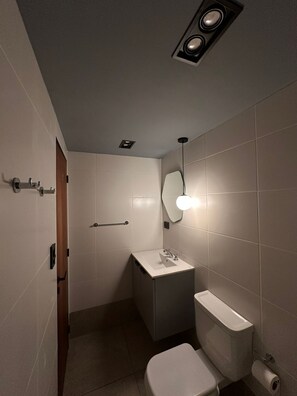Dusche, Haartrockner, Bidet, Handtücher