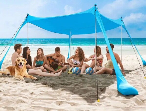 En la playa, sillas reclinables de playa, toallas de playa