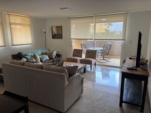 Smart-tv en een tafeltennistafel