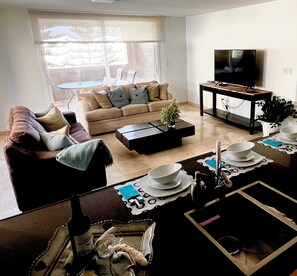 Smart-tv och ett bordtennisbord