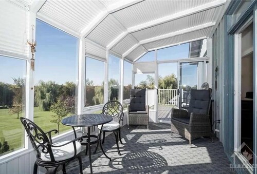 Quiet countryside getaway - indoor pool, pet-friendly. Fun for family & friends!
