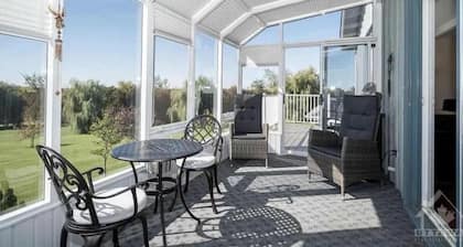 Quiet countryside getaway - indoor pool, pet-friendly. Fun for family & friends!