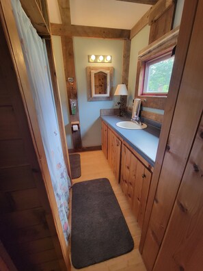 Dusch, handdukar, tvål och toalettpapper