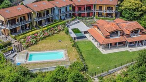 A residential area with multiple two-story buildings, a swimming pool, and well-maintained gardens. - Nice apartment for 4 people with WIFI, A/C, pool and terrace (Dizzasco)