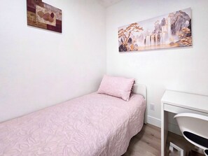 2 bedrooms, desk, iron/ironing board, travel cot - Family Modern 1BR +Den Condo Apartment, DT, Balcony, Free Parking, Suite Laundry (Calgary)
