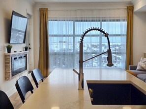 Dining - Family Modern 2BR Condo with City View, DT, Balcony, F/Parking&In-Suite Laundry! (Calgary)